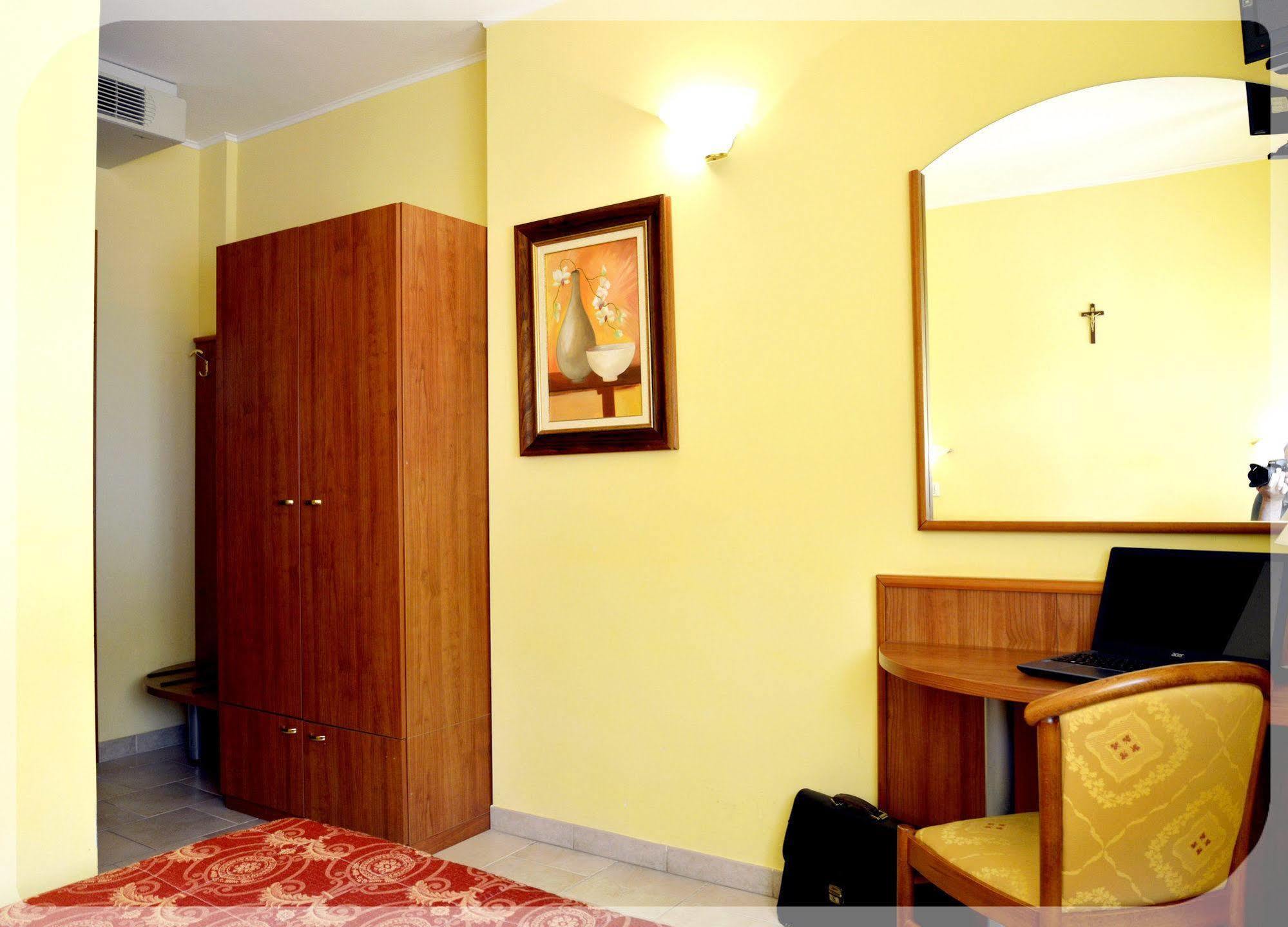 Hotel E Appartamenti La Solaria Сан-Джованні-Ротондо Екстер'єр фото